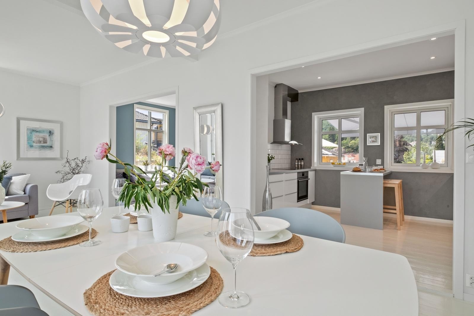 Stua rommer god plass til stort spisebord og innbyr til hygge m/venner og familie. Galleribilde