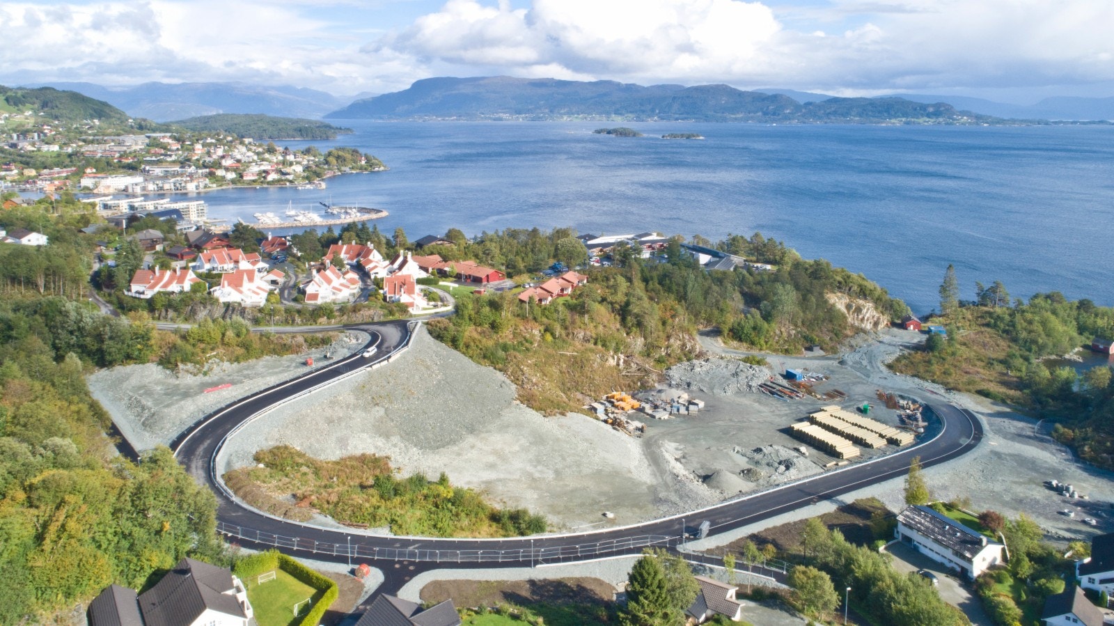 Greidalen med utsikt mot Os sentrum og Fusa. Kort vei til Os sentrum. Galleribilde