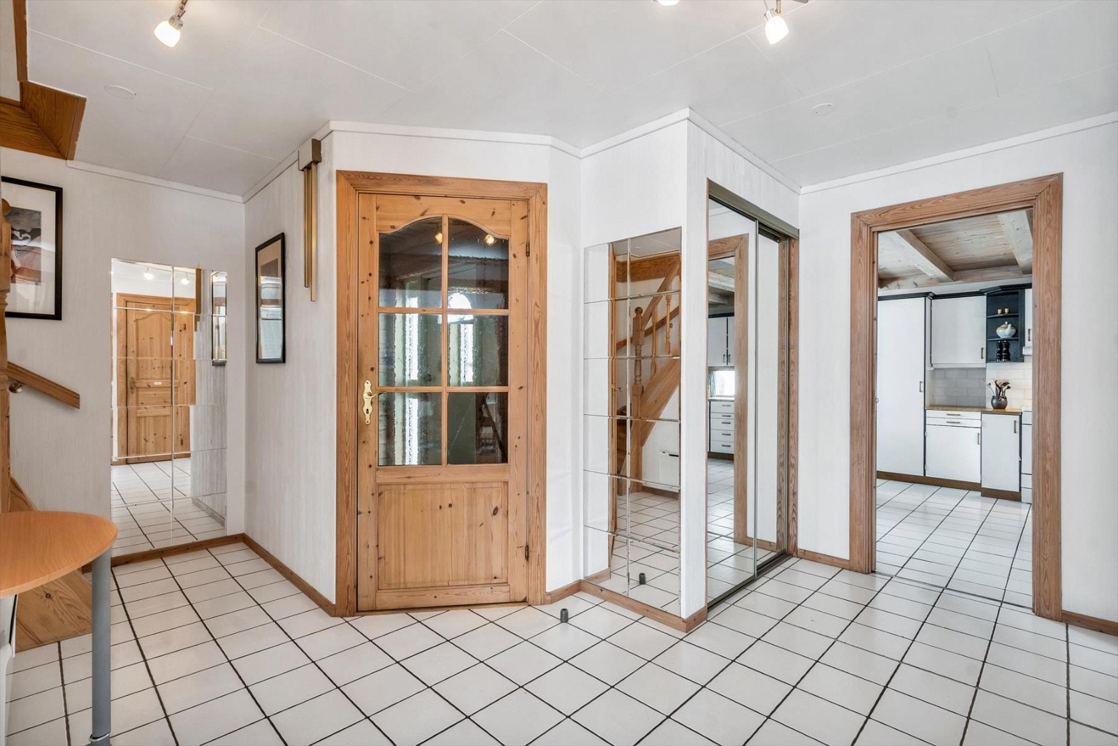 Vindfang og hall med adkomst til bolig med spennende planløsning. Galleribilde