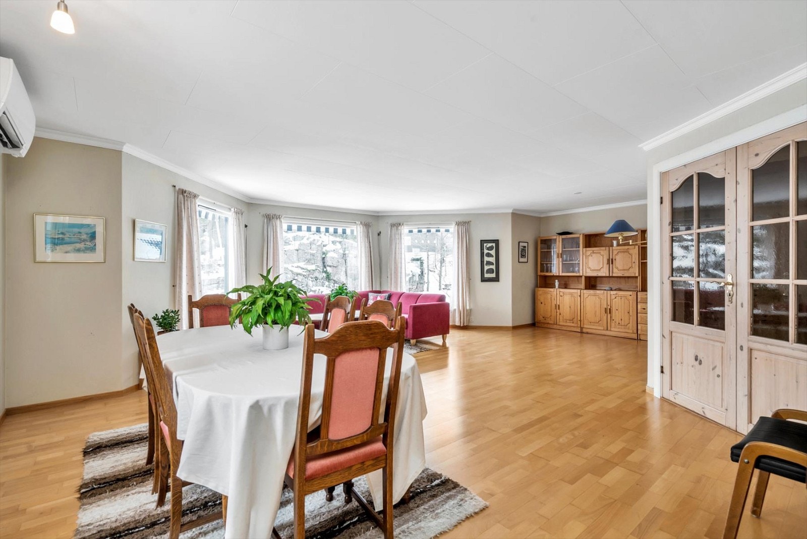 Romslig stue. Galleribilde