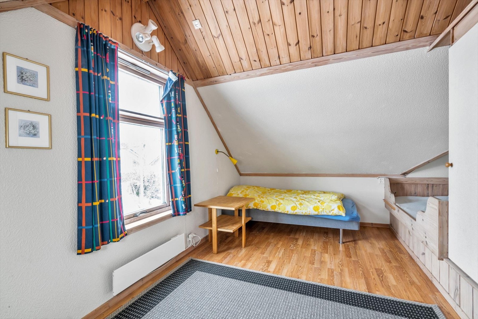 Soverom med plassbygd seng og garderobeskap. Galleribilde