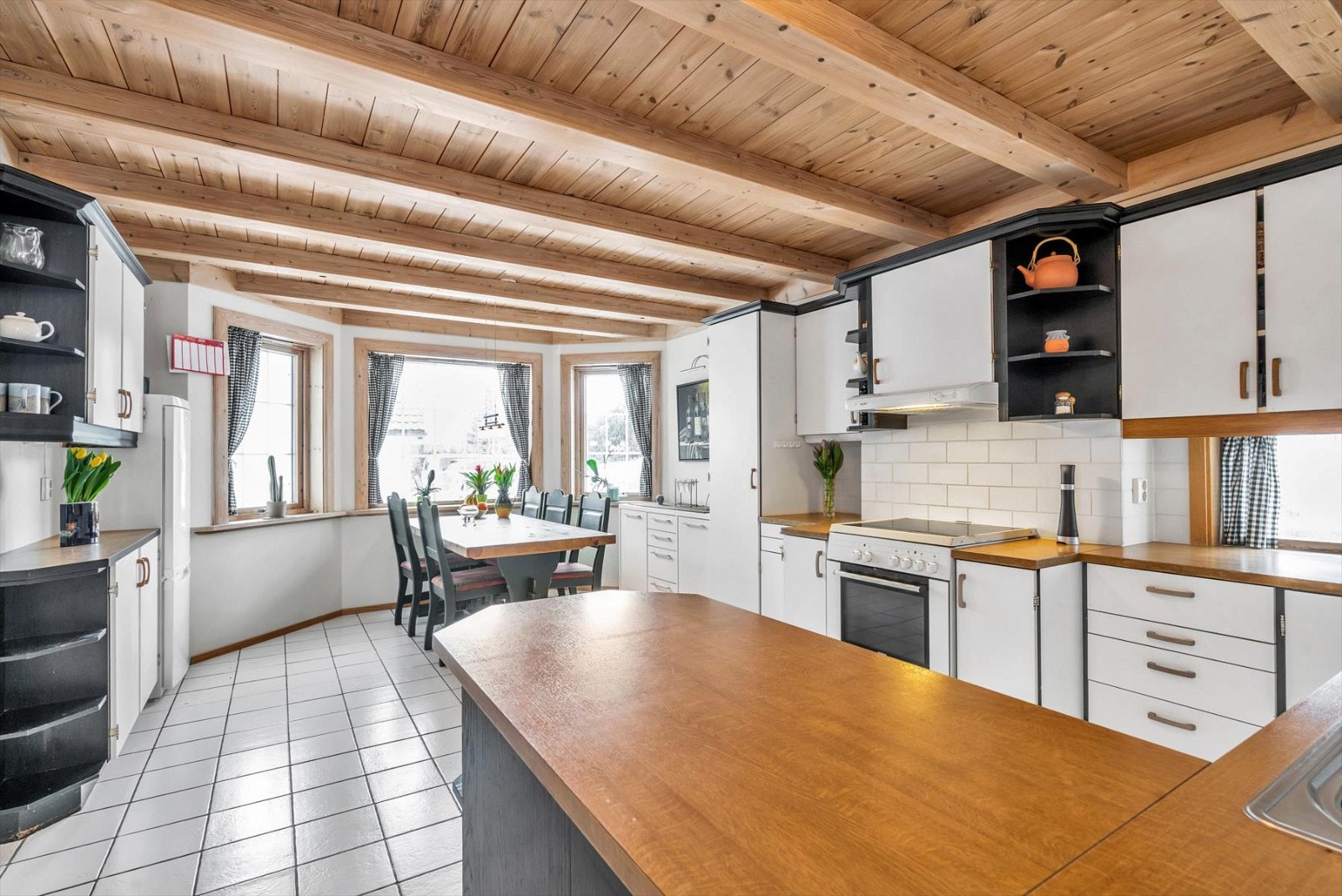 Innholdsrikt kjøkken med spiseplass. Galleribilde