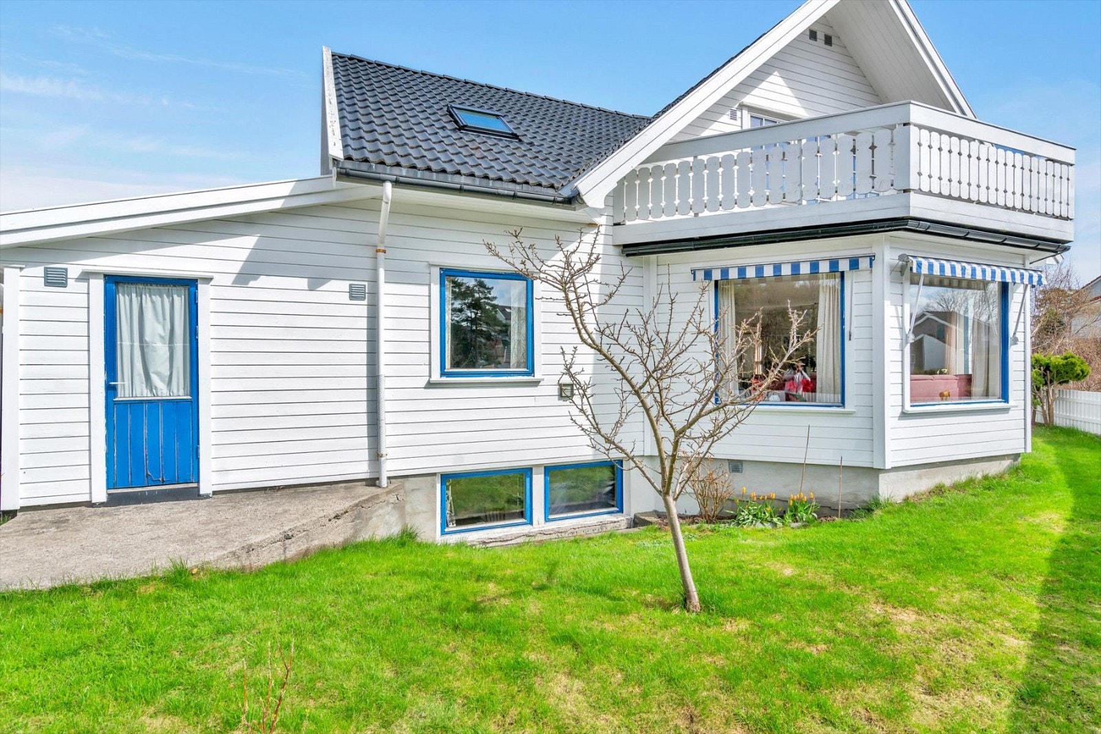 Opparbeidet med plen, bed, hekk og terrasser. Galleribilde