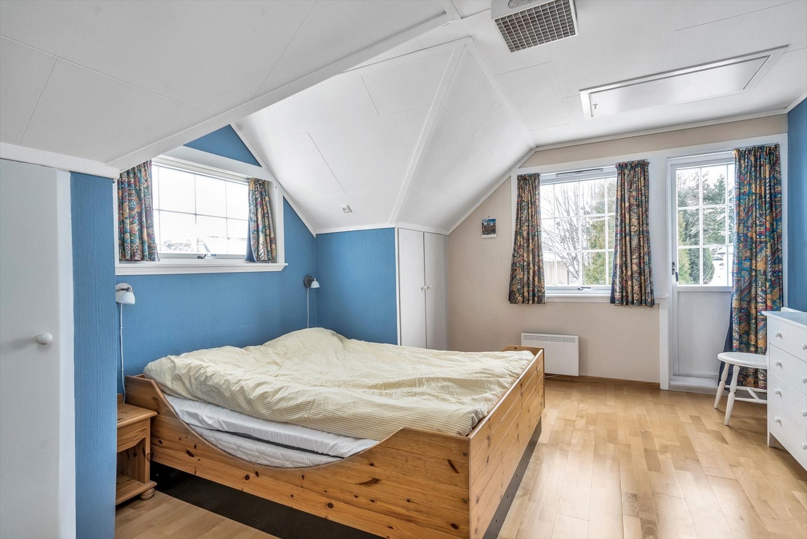 Soverom med utgang til balkong. Galleribilde