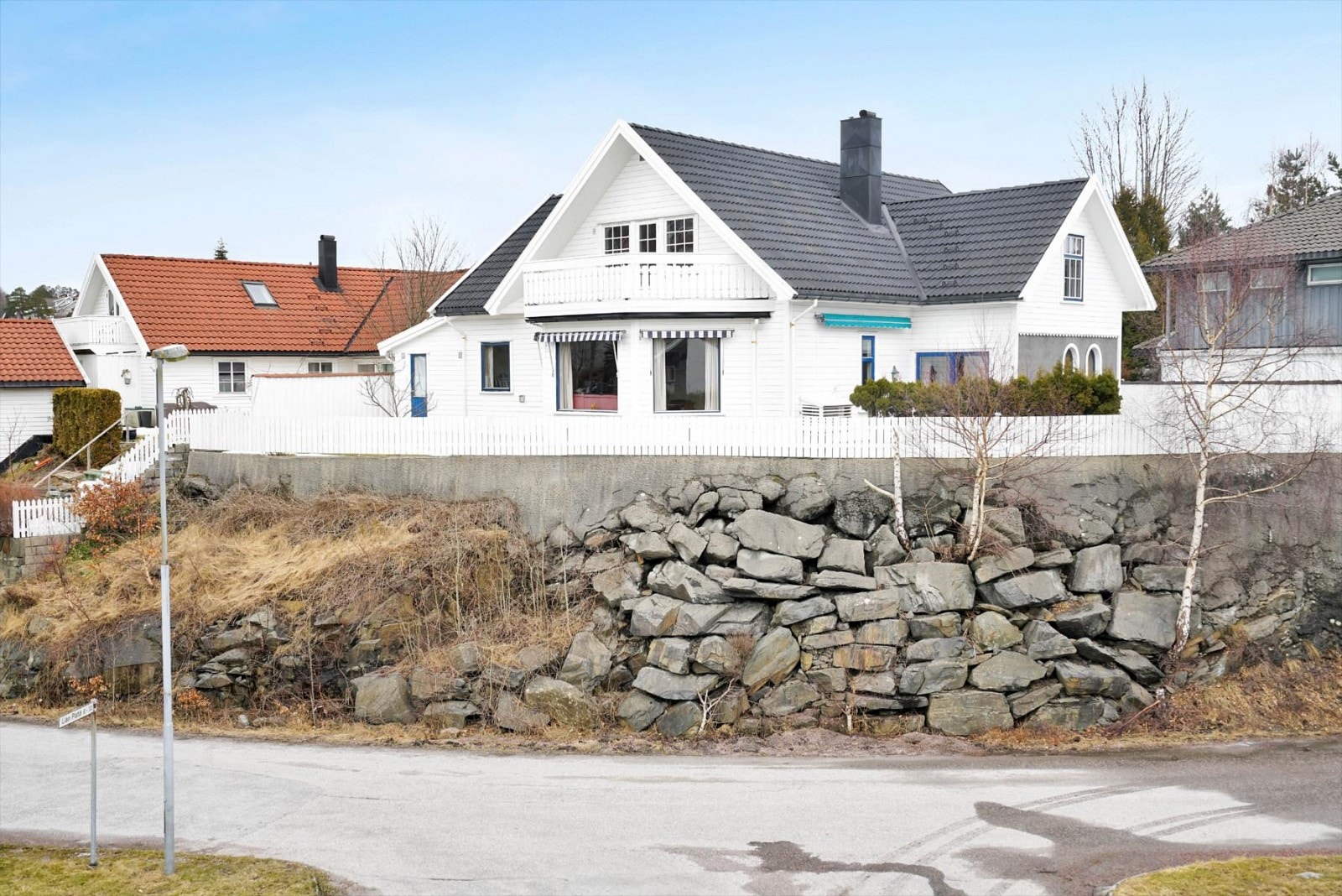Solrik hjørnetomt. Galleribilde