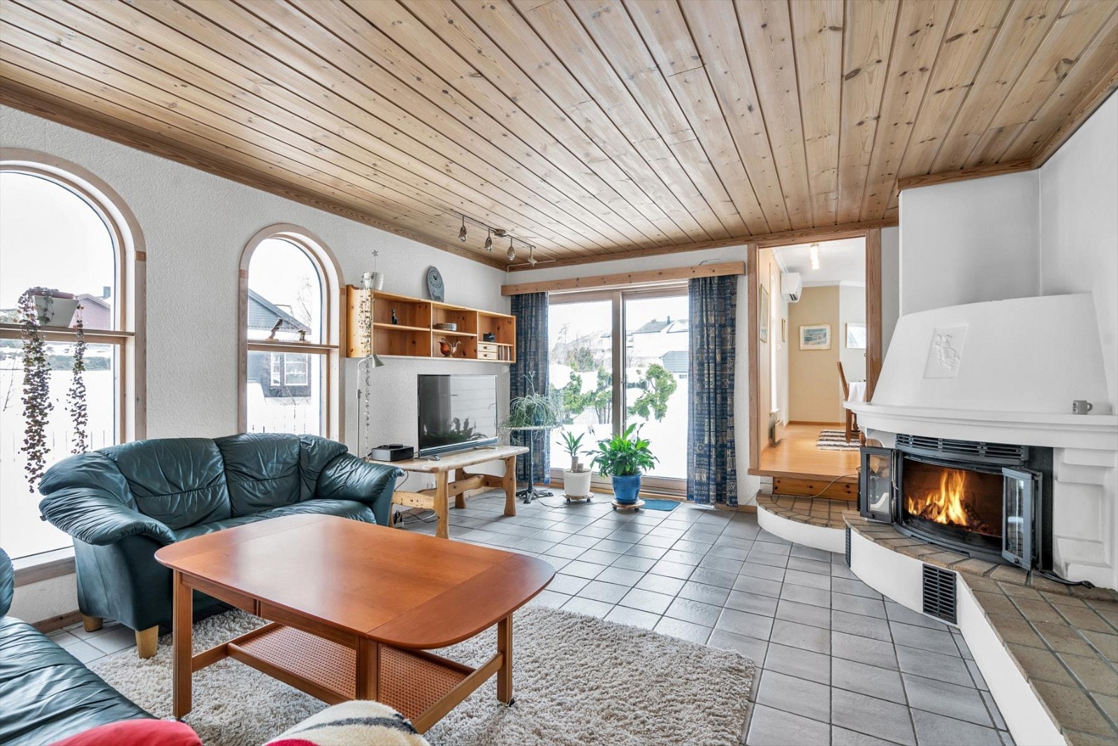 Spisestue/peisestue med adkomst til kjøkken og utgang til uteplass. Galleribilde