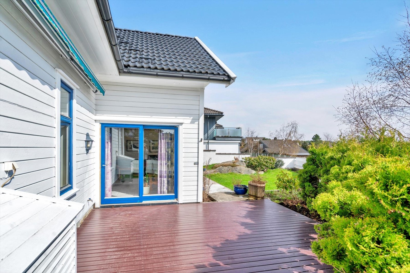 Lune og solrike uteplasser. Galleribilde