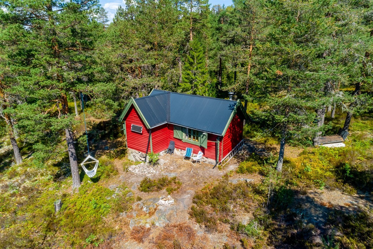 Privatmegleren ved Magnus Landgraff har gleden av å presentere denne sjarmerende og enkle hytten med plassbygde løsninger og solrik beliggenhet ved Lampetjern.
