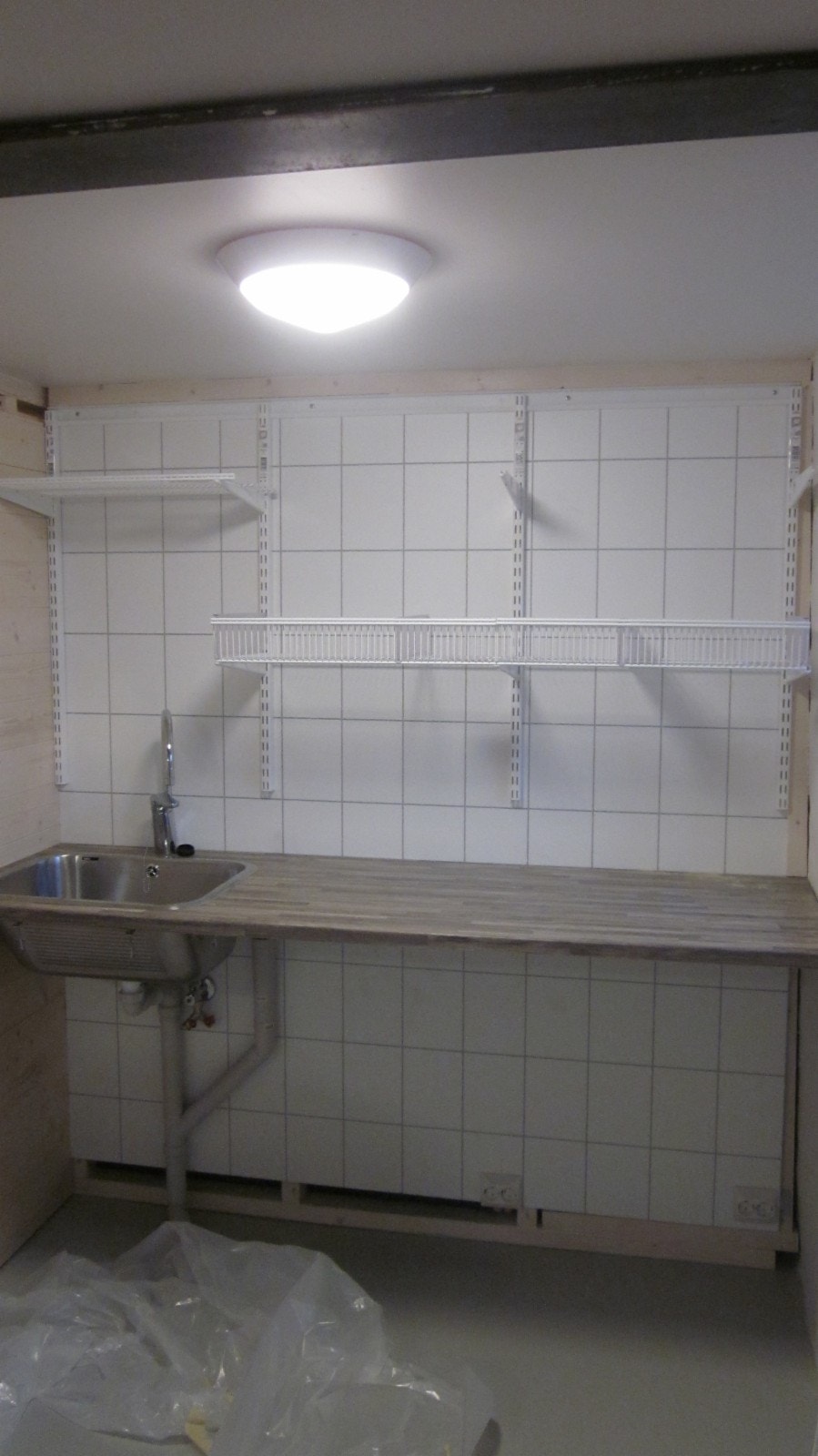 Vaskemaskin under benkeplaten Galleribilde