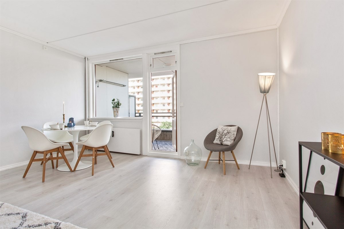 Her er det god plass til å innrede med sofa og spisestue. Galleribilde