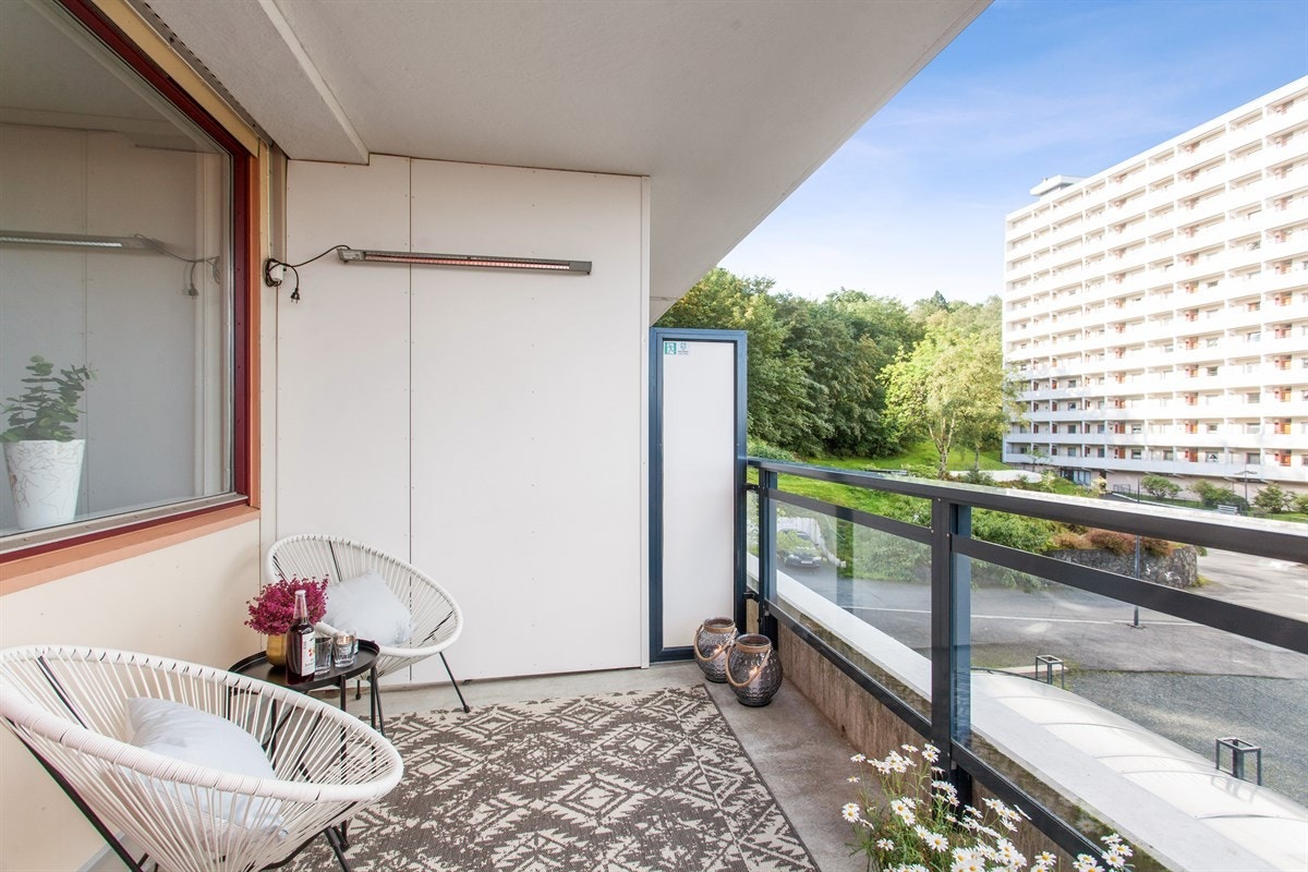 Stor og flott balkong med gode plassmuligheter. Galleribilde