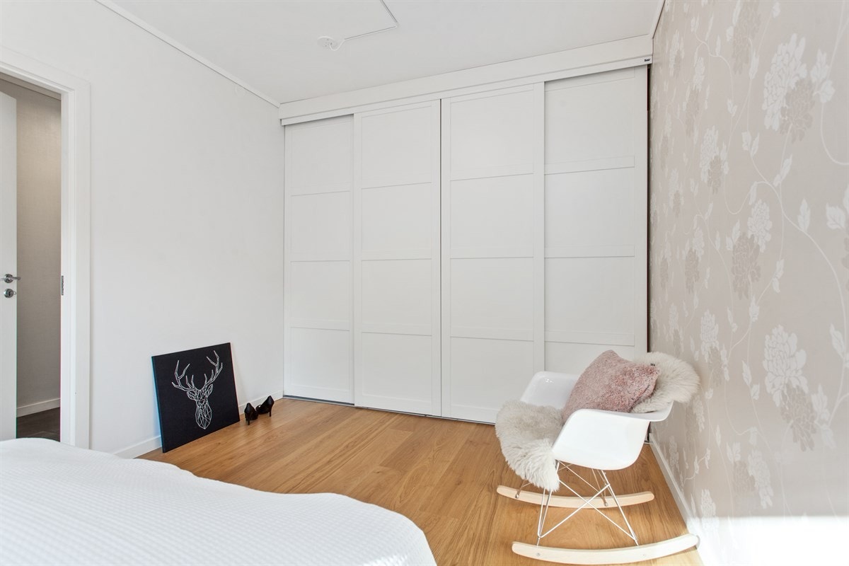 Praktisk skyvedørsgarderobe fra Norema med gode oppbevaringsmuligheter. Galleribilde