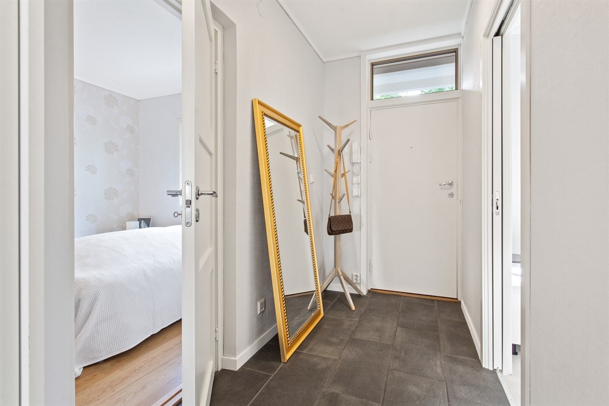 Pen entré med fliser på gulv og varmekabler i gulv. Galleribilde