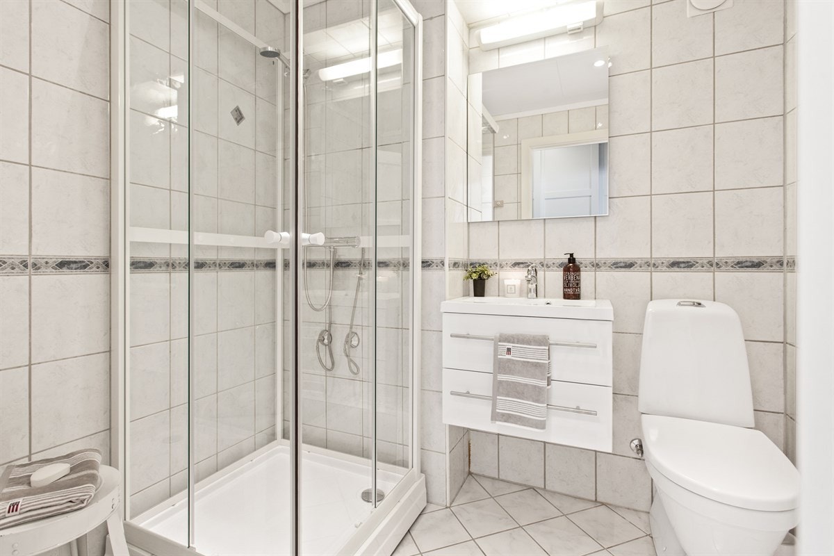 Hefliset bad med nye baderomsmøbler. Galleribilde