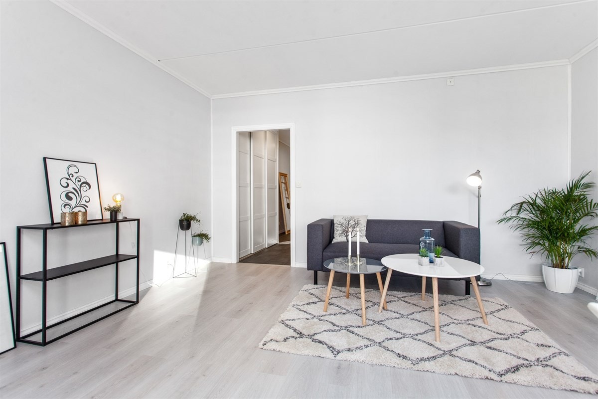 Lys og luftig stue med nytt gulv og lysmalte vegger. Galleribilde