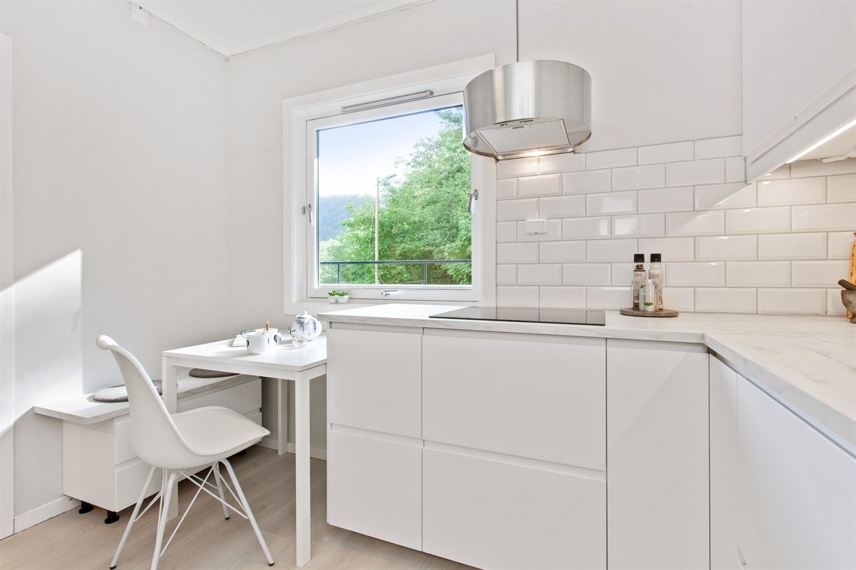 Lyse fronter og fliser mellom overskap og benkeplate. Galleribilde