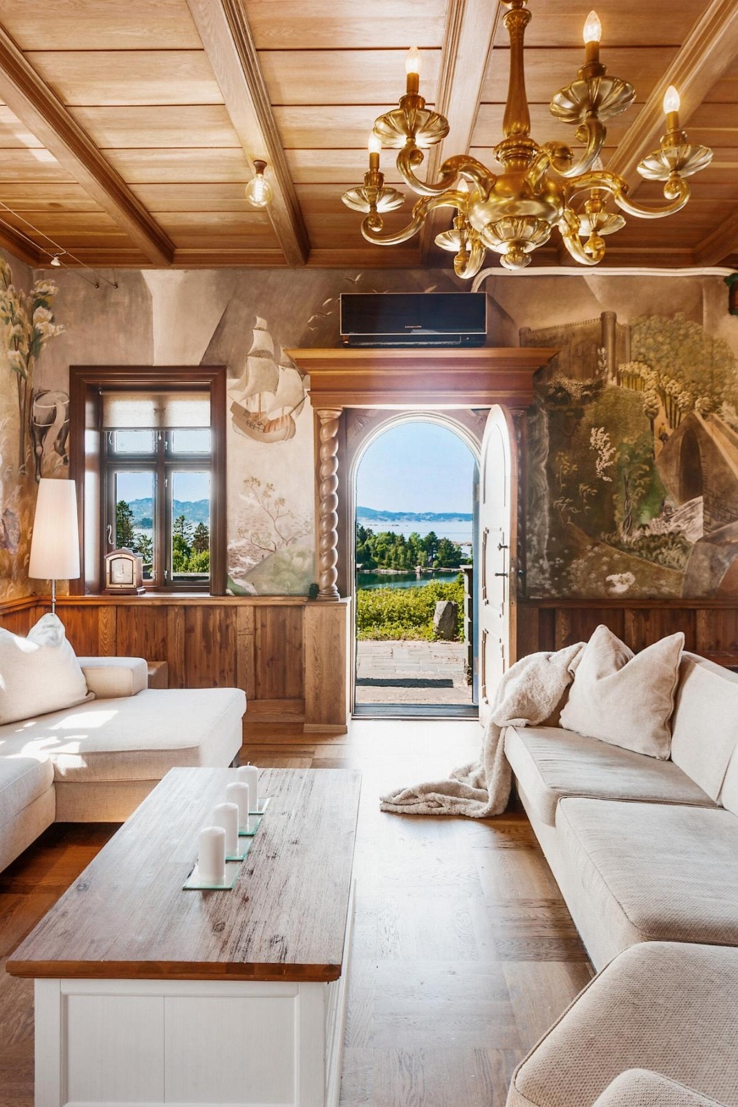 Stor og romslig stue med et herskapelig preg. Galleribilde