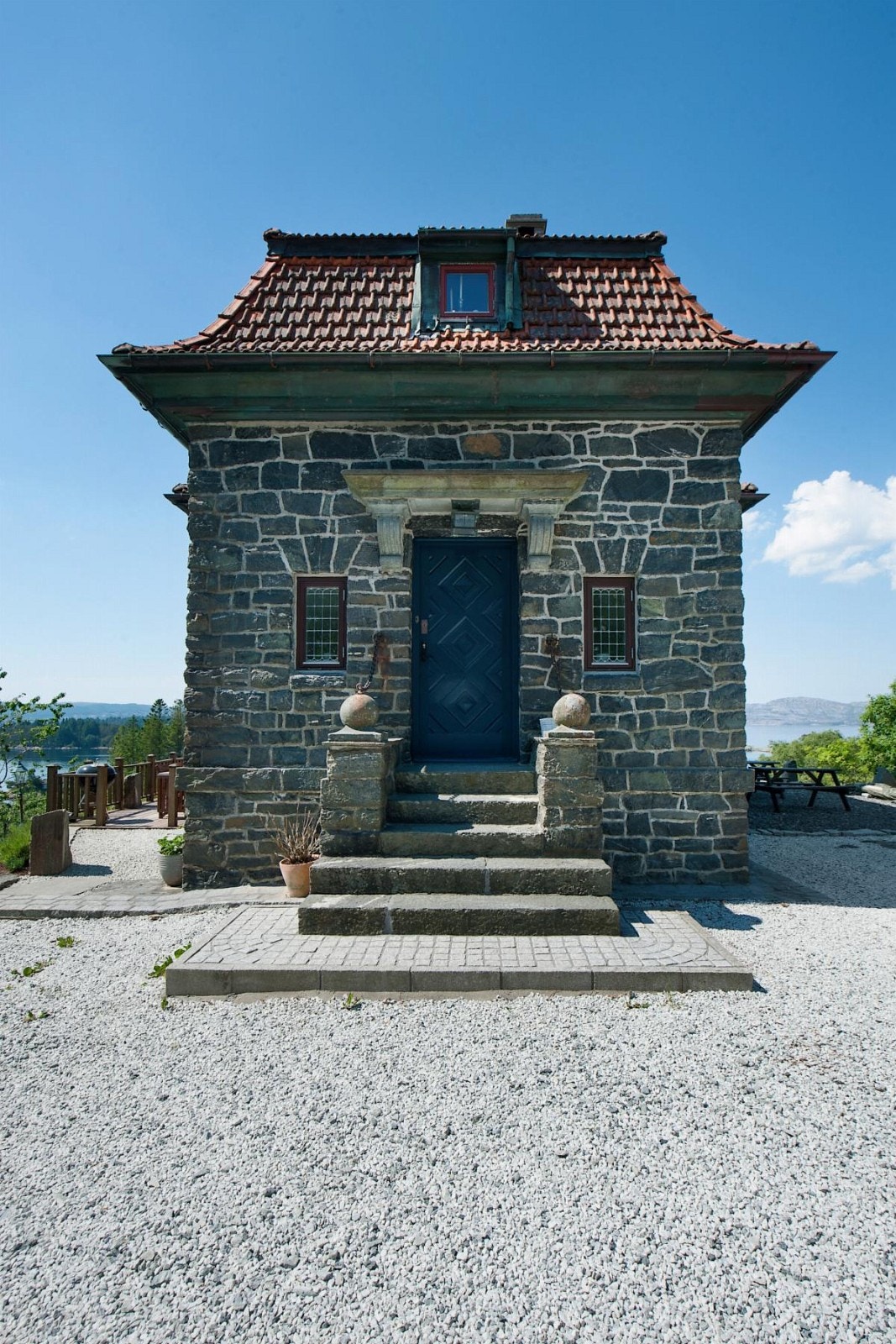 Massivt inngangsparti og meget god parkeringsdekning på gårdsplassen. Galleribilde