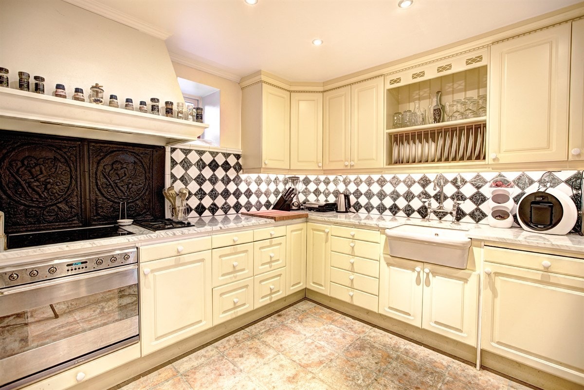 Pent kjøkken og lekker belysning. Galleribilde