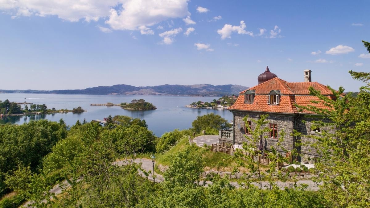 Boligen ligger sentralt til i forhold til skoler, barnehager og arbeidsplasser. Både Ytrebygda ungdomsskole, Liland skole og barnehage ligger få minutter unna med bil. Galleribilde