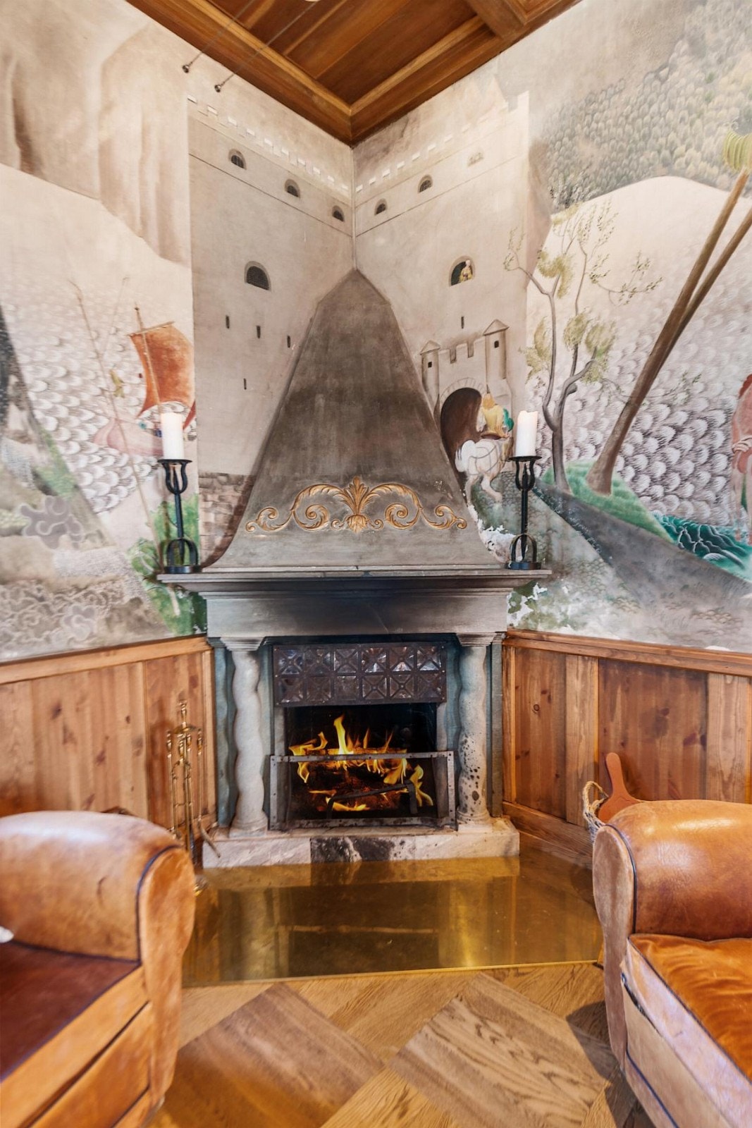 Et majestetisk ildsted med kunst og utskjæringer. Galleribilde