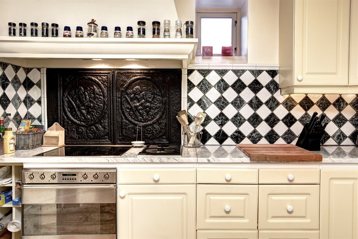 Kjøkkenet passer fint inn i husets øvrige stil. Det er meget bra med skuffer og skap. Galleribilde