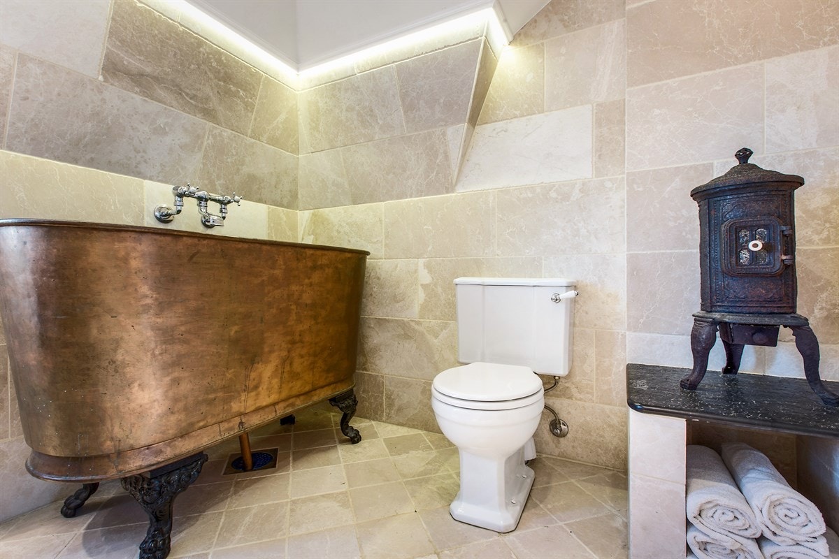 Det er lagt vekt på å bevare den opprinnelige stilen og det er derfor badekar av kobber og mini vedovn. Galleribilde