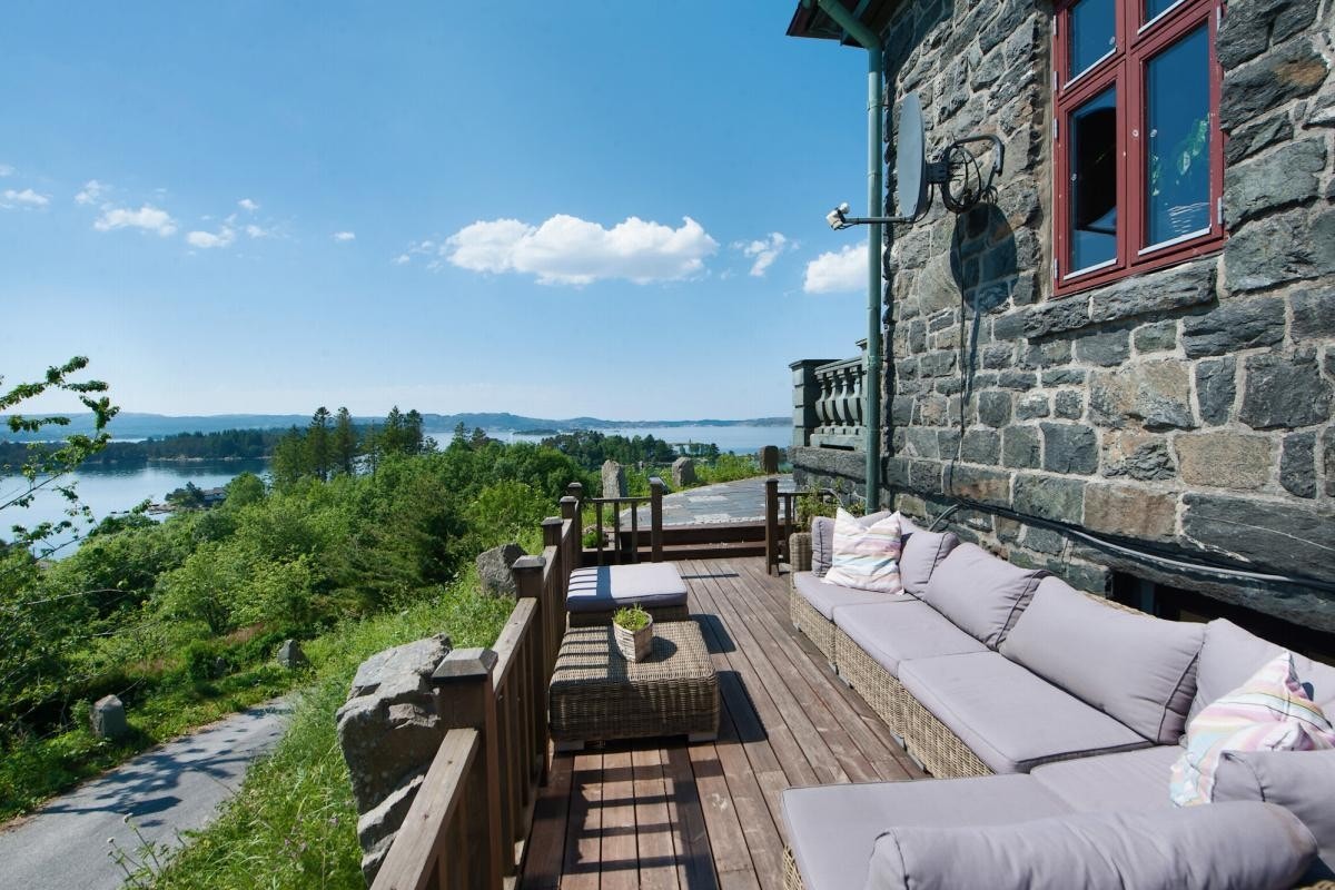 I ly av huset er det er flotte uteplasser. På eiendommen er det sol fra morgen til sent på kveld. Galleribilde