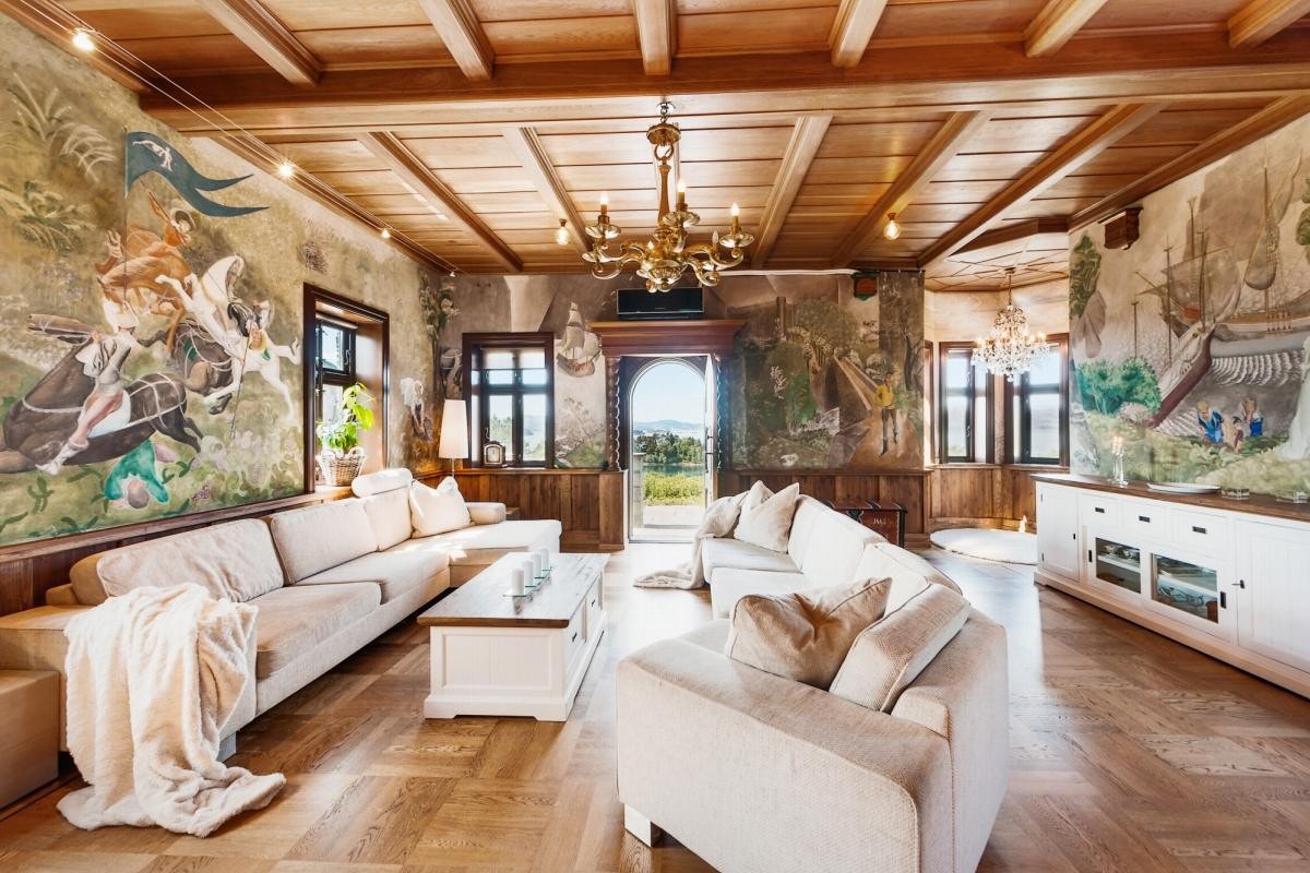 Stuen er helt unik med freskomalerier som pryder veggene. Galleribilde