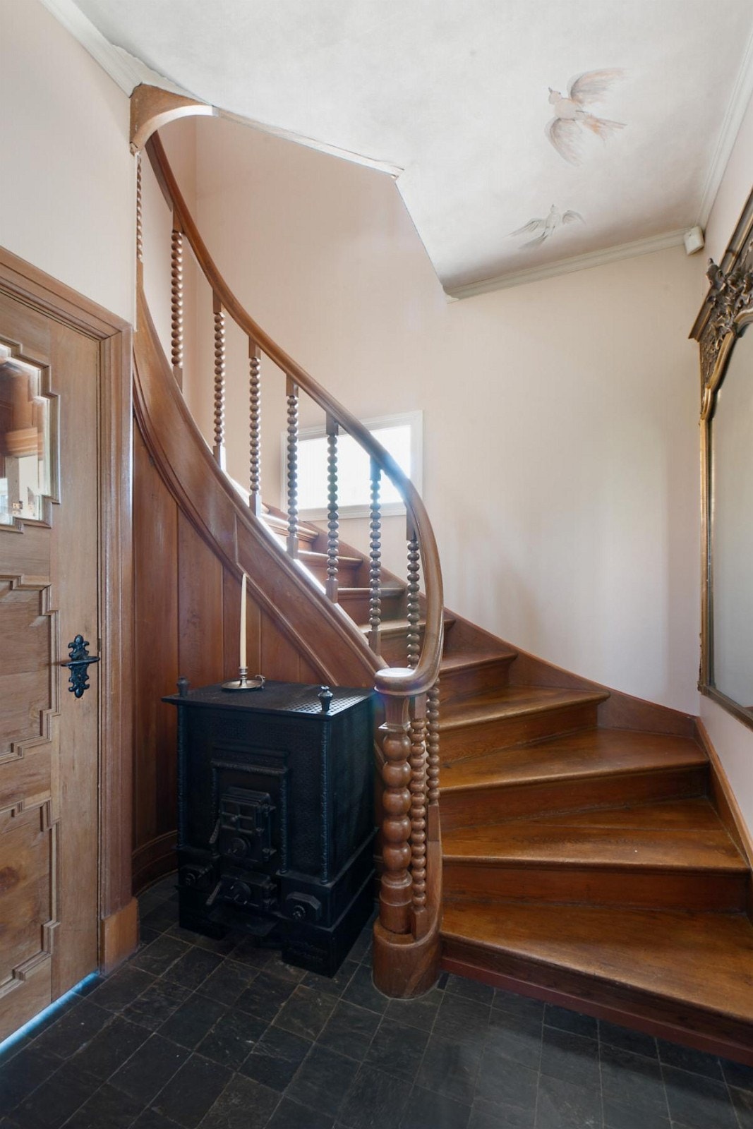 Massiv trapp fra gangen til 2.etasje. Galleribilde