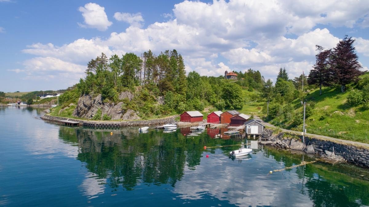 Eiendommen har en fin og sjønær beliggenhet i landlige omgivelser på Espeland i Ytrebygda bydel. Galleribilde