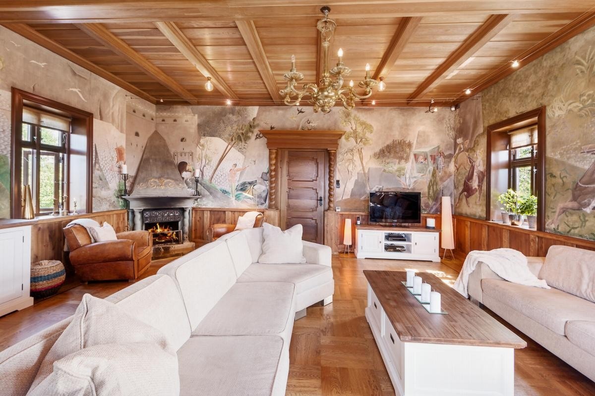 Bergens Tidenes avisarkiv forteller at dekorasjonene ble utført av Bergensmaleren Sigurd Lunde, som angivelig fikk kost og losji på borgen mot at han prydet veggene. Galleribilde