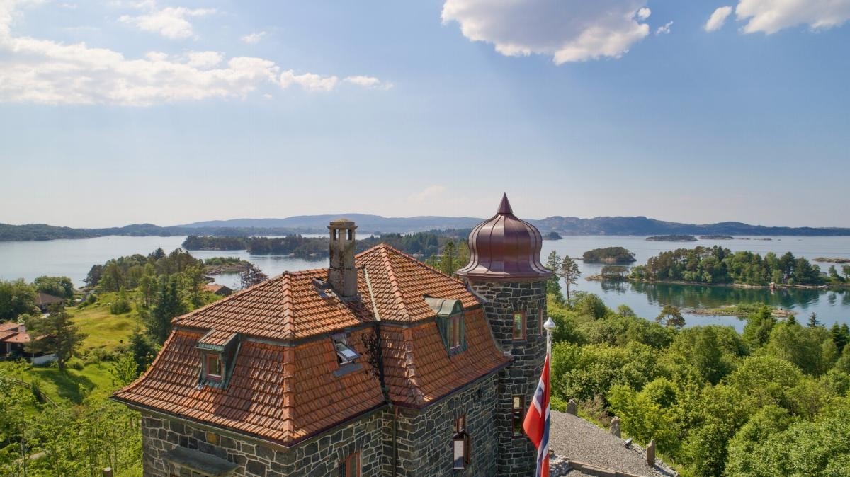 Huset har en særegen arkitektur med tårn og en nydelig kuppel som kronen på verket. Galleribilde