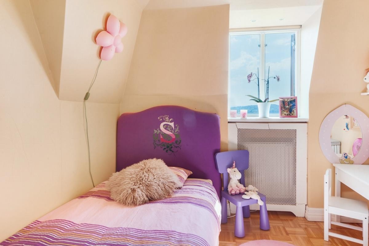 Trivelig barnerom som ligger i tilknytning til hovedsoverommet. Galleribilde