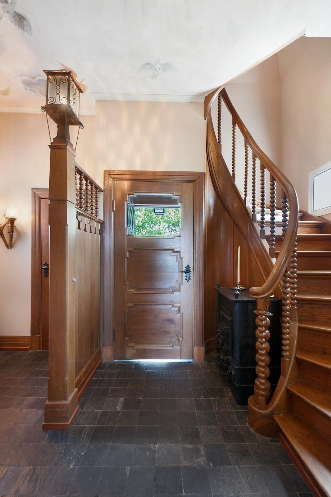 Et nydelig inngangsparti med god plass til yttertøy og sko. Legg merke til detaljene. Galleribilde