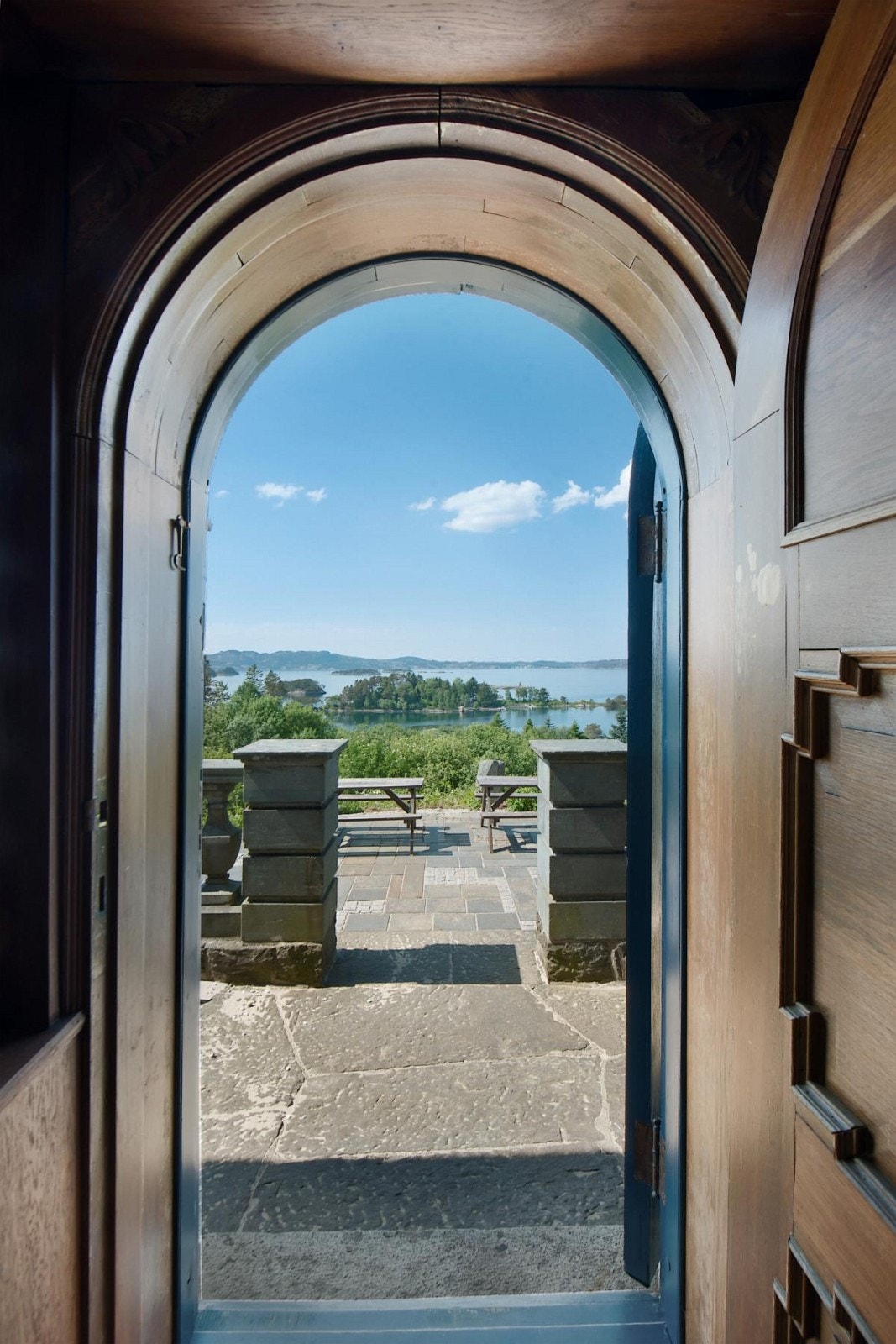 Utgang til uteplass i front av huset. En nydelig plass for hele familien, Galleribilde