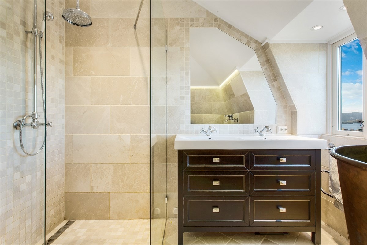 Utstrakt bruk av marmor på vegg og gulv. (varmekabler). Det er også lekker integrert belysning. Galleribilde