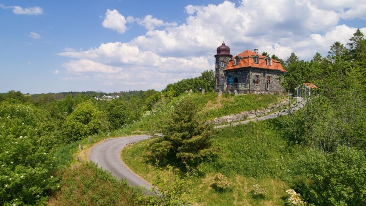 Lang innkjørsel til huset på toppen av åsen. Galleribilde