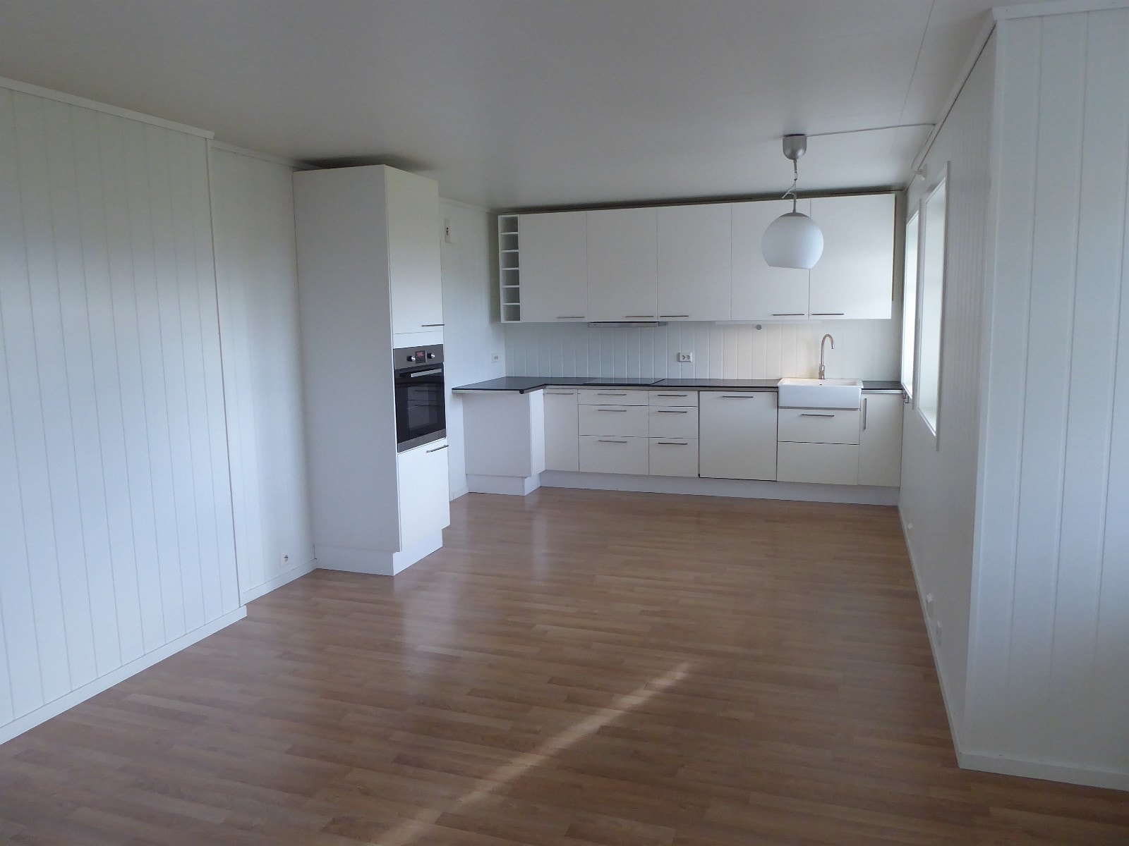 Kjøkken med oppvaskmaskin og komfyr Galleribilde