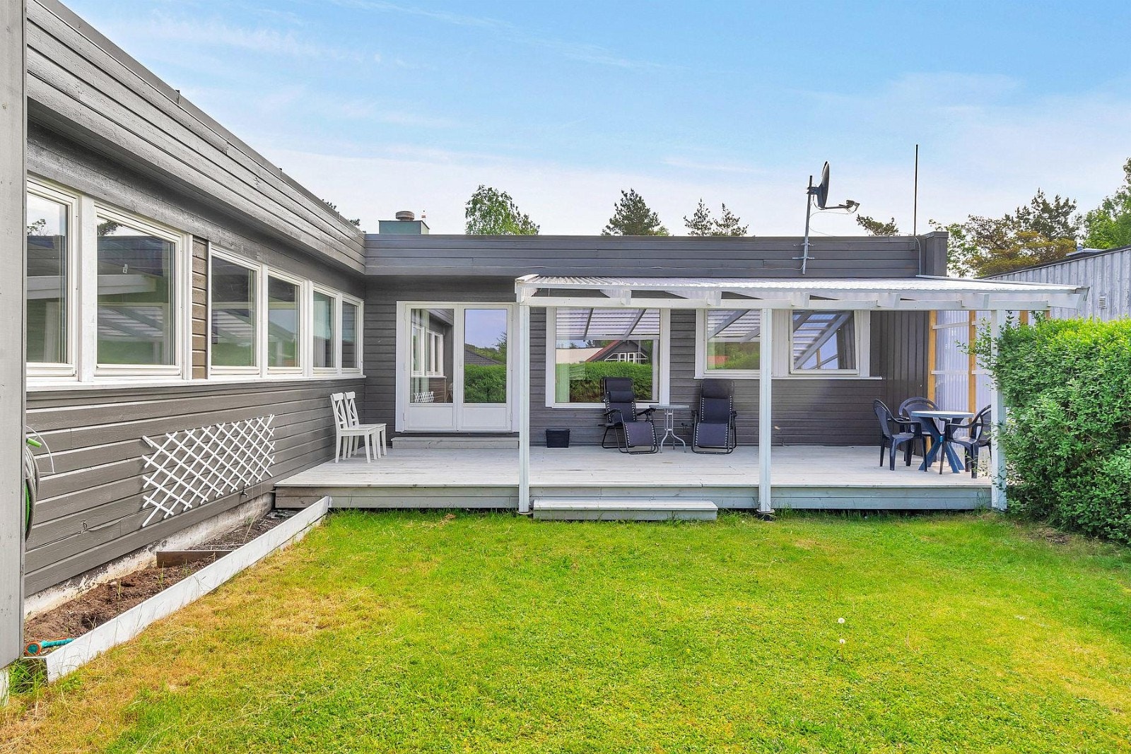 Terrasse/hage med adkomst fra stuen i 1. etg. Galleribilde