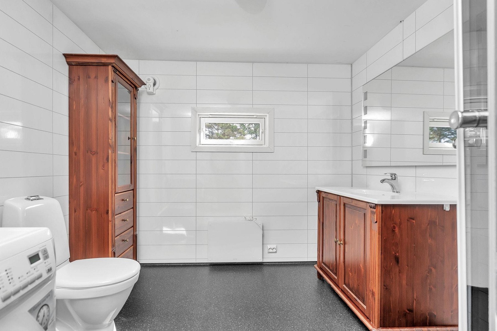 Pent oppusset bad/wc med opplegg for vaskemaskin. Galleribilde