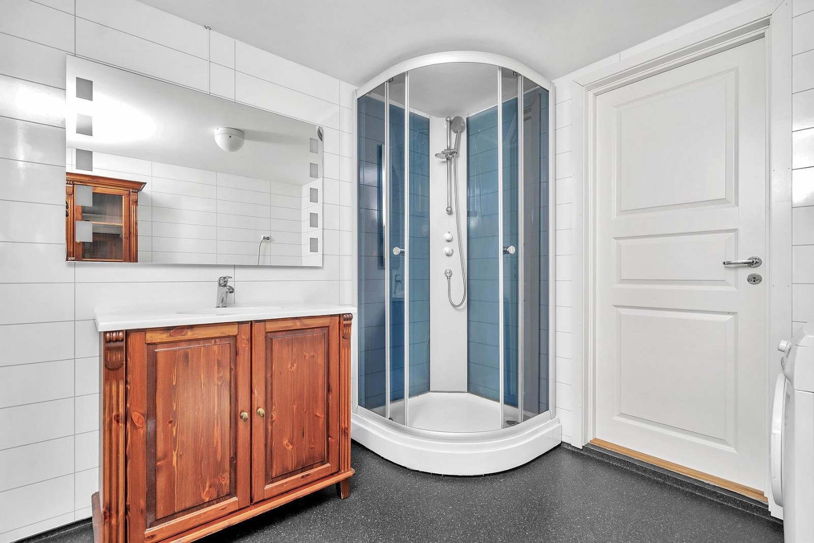 Pent oppusset bad/wc med opplegg for vaskemaskin. Galleribilde
