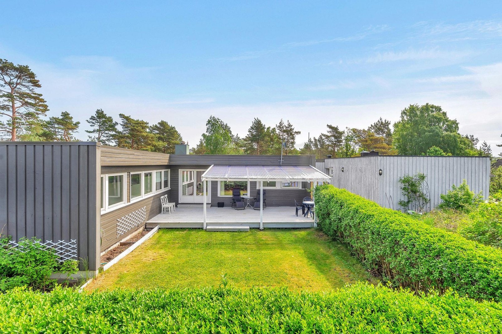 Fint og innholdsrikt atriumshus over to plan. Galleribilde