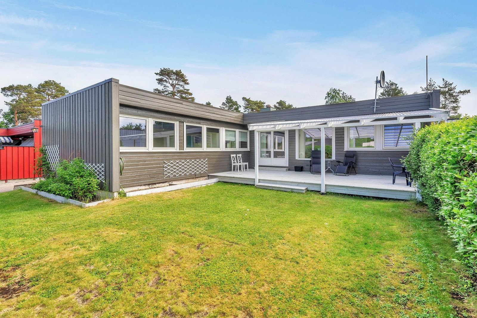 Terrasse/hage med adkomst fra stuen i 1. etg. Galleribilde