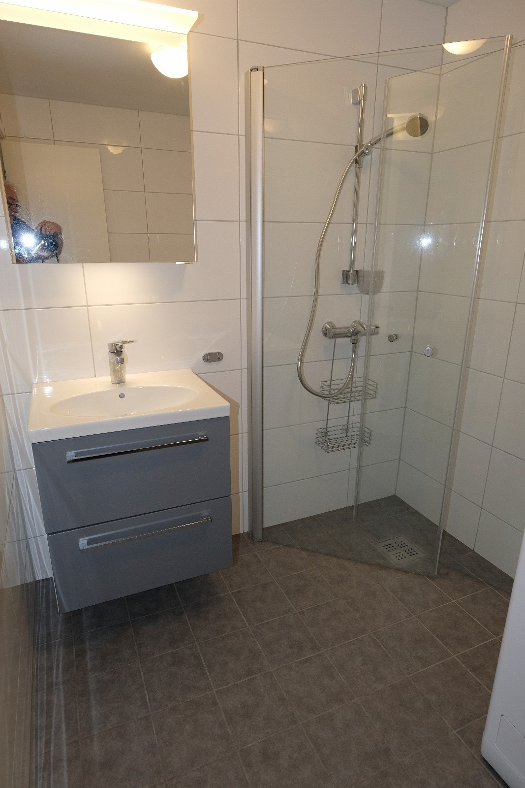 Totalrenovert, flislagt bad i 2018. På bad: Dusj hjørne, servant, speil-overskap, vaskemaskin og toalett Galleribilde