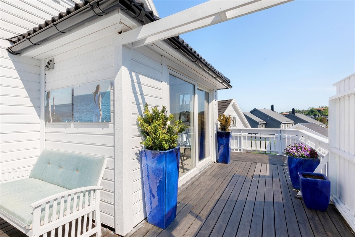 Stor solrik usjenert terrasse m Galleribilde