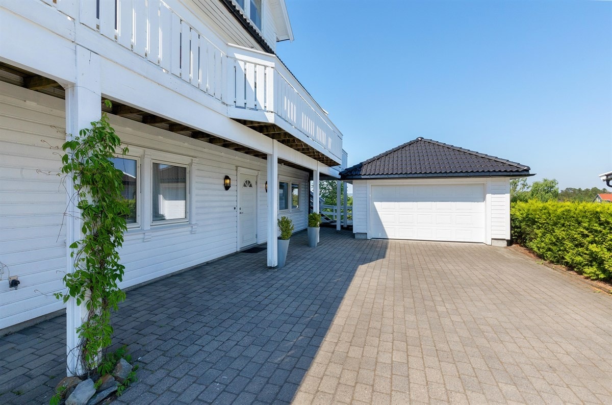 Stor garasje og godt med biloppstillingsplasser Galleribilde