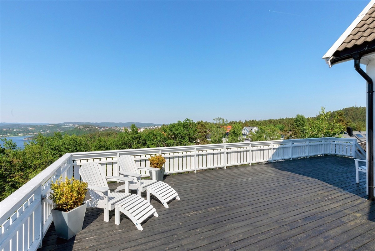 Stor solrik usjenert terrasse med utepeis og nydelig utsikt, Galleribilde