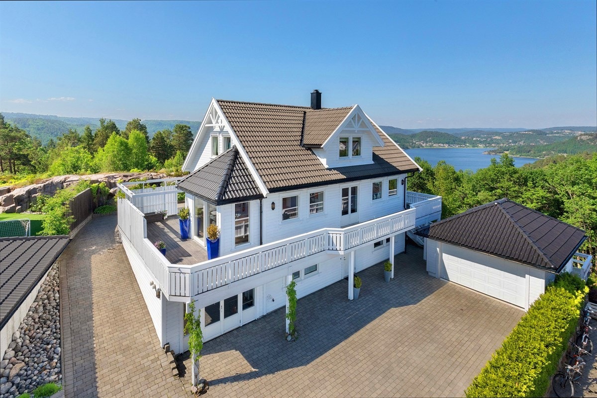 Meget godt beliggende enebolig i enden av blindvei. Nydelig utsikt Galleribilde