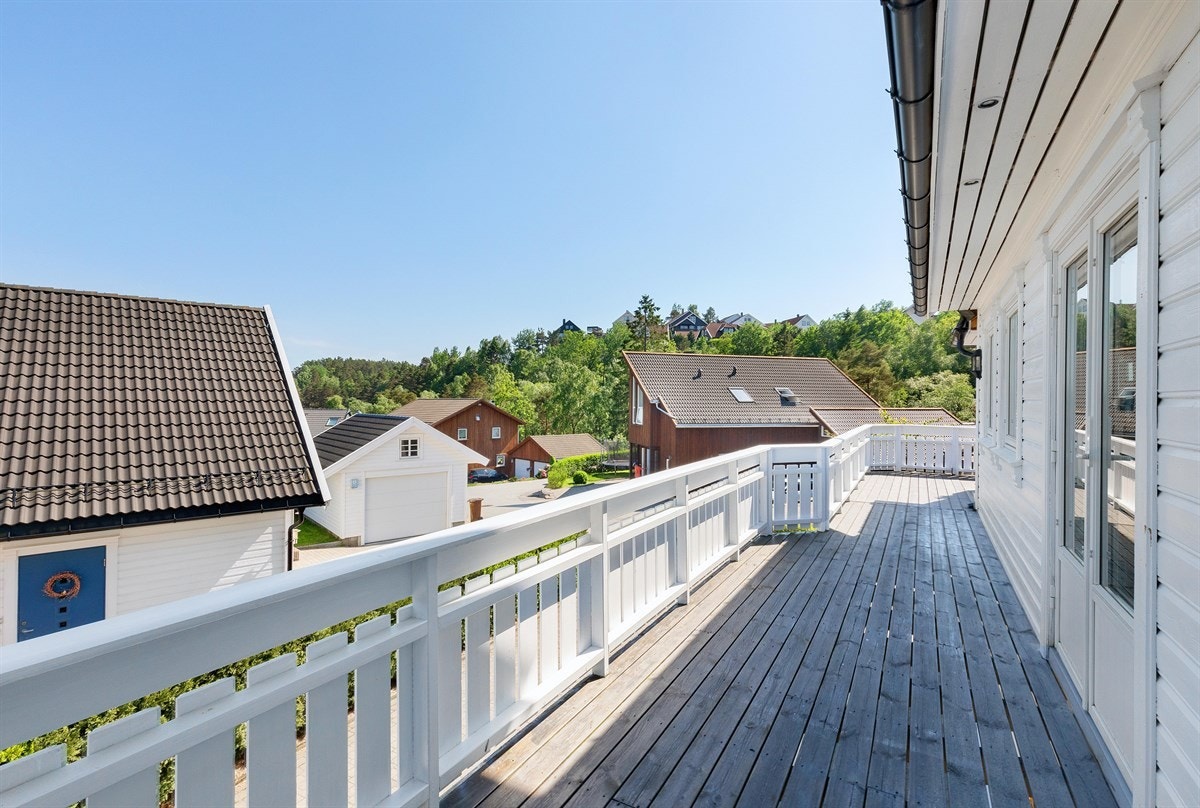 Stor solrik usjenert terrasse med nydelig utsikt, Galleribilde